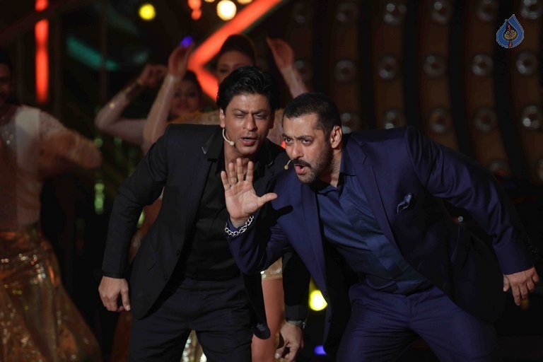 SRK with Salman Khan on Big Boss 9 Sets - 20 / 41 photos