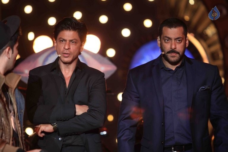 SRK with Salman Khan on Big Boss 9 Sets - 21 / 41 photos