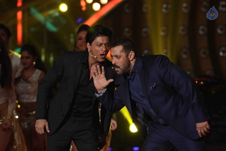 SRK with Salman Khan on Big Boss 9 Sets - 23 / 41 photos