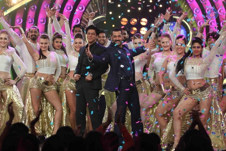 SRK with Salman Khan on Big Boss 9 Sets - 24 / 41 photos