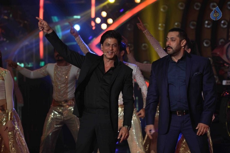 SRK with Salman Khan on Big Boss 9 Sets - 25 / 41 photos