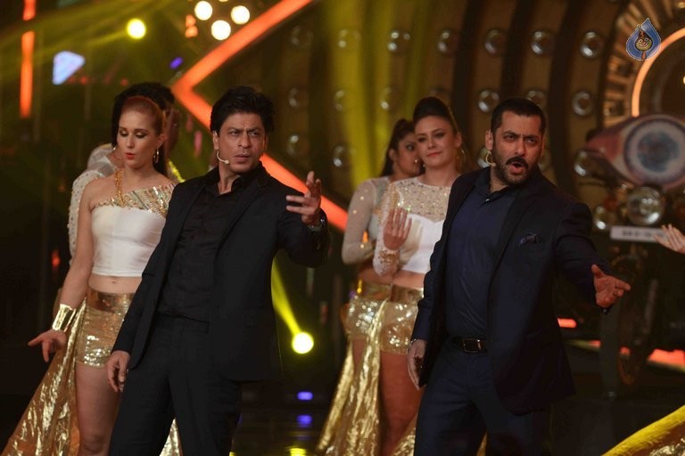 SRK with Salman Khan on Big Boss 9 Sets - 26 / 41 photos