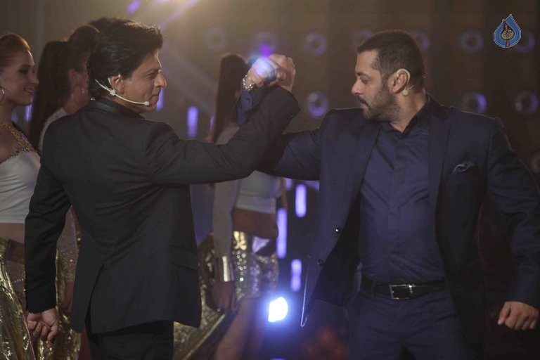 SRK with Salman Khan on Big Boss 9 Sets - 27 / 41 photos