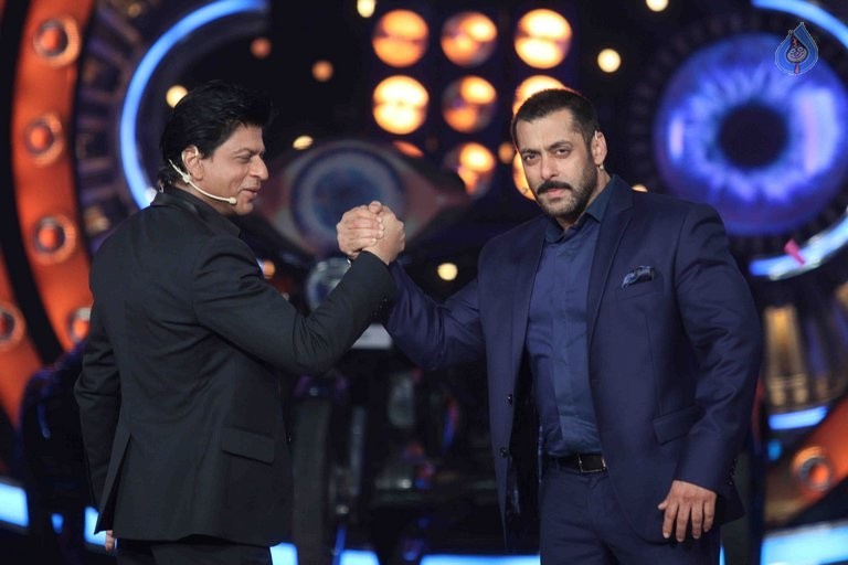 SRK with Salman Khan on Big Boss 9 Sets - 28 / 41 photos