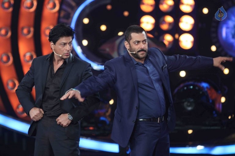 SRK with Salman Khan on Big Boss 9 Sets - 29 / 41 photos