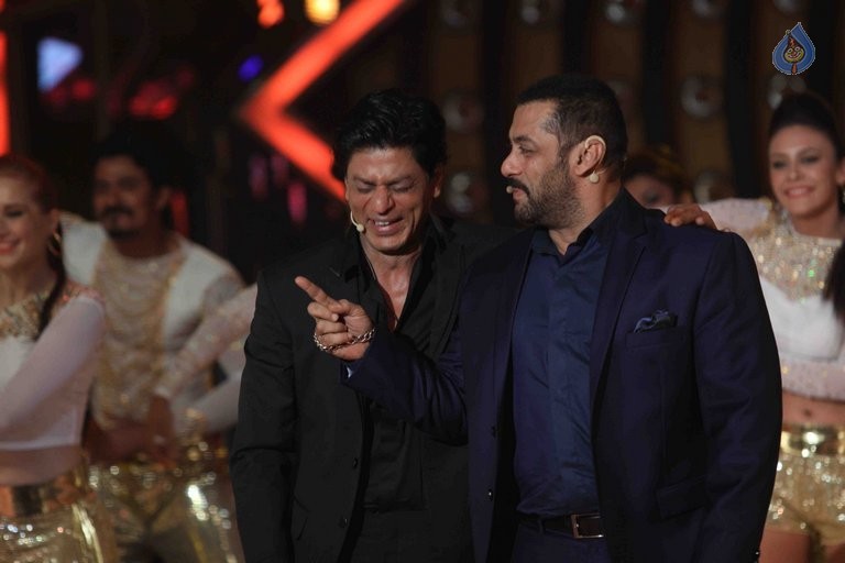 SRK with Salman Khan on Big Boss 9 Sets - 30 / 41 photos