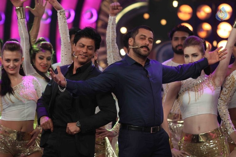 SRK with Salman Khan on Big Boss 9 Sets - 32 / 41 photos