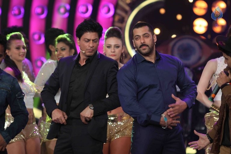 SRK with Salman Khan on Big Boss 9 Sets - 33 / 41 photos