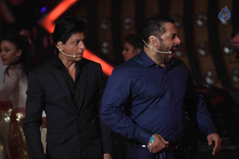 SRK with Salman Khan on Big Boss 9 Sets - 34 / 41 photos