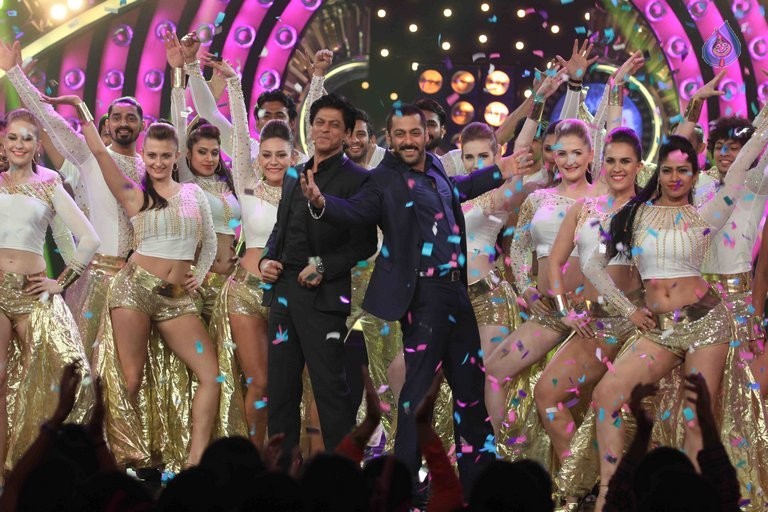 SRK with Salman Khan on Big Boss 9 Sets - 35 / 41 photos