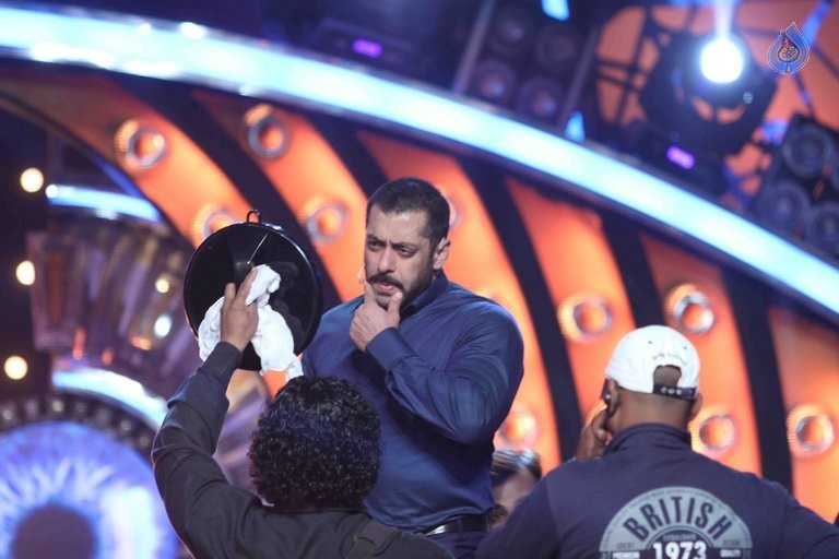 SRK with Salman Khan on Big Boss 9 Sets - 37 / 41 photos