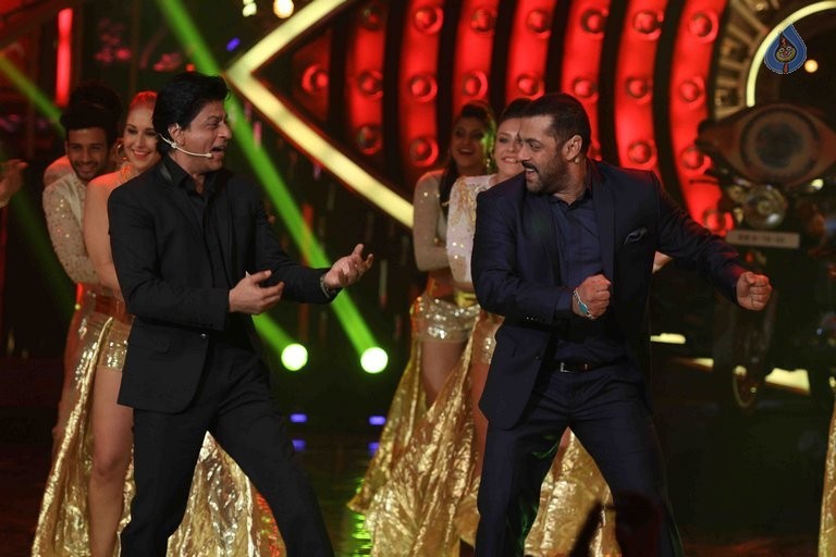 SRK with Salman Khan on Big Boss 9 Sets - 38 / 41 photos