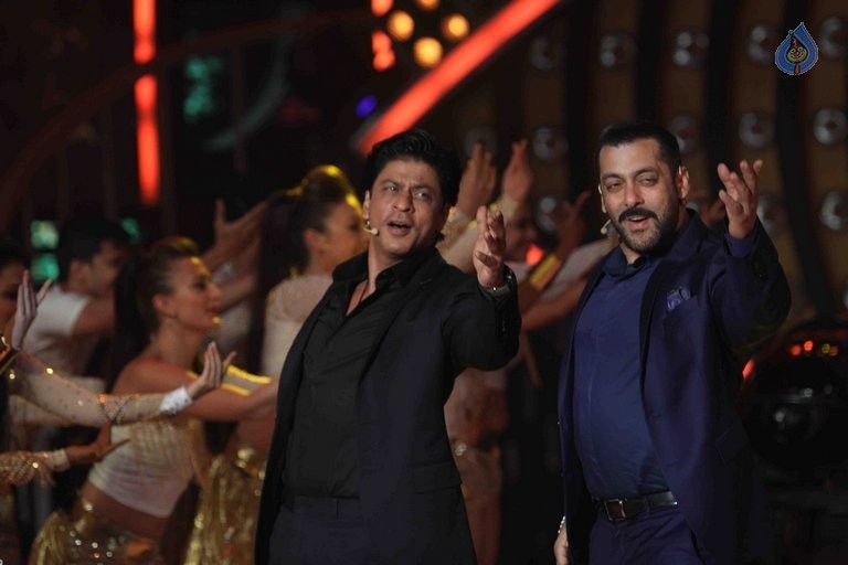 SRK with Salman Khan on Big Boss 9 Sets - 39 / 41 photos