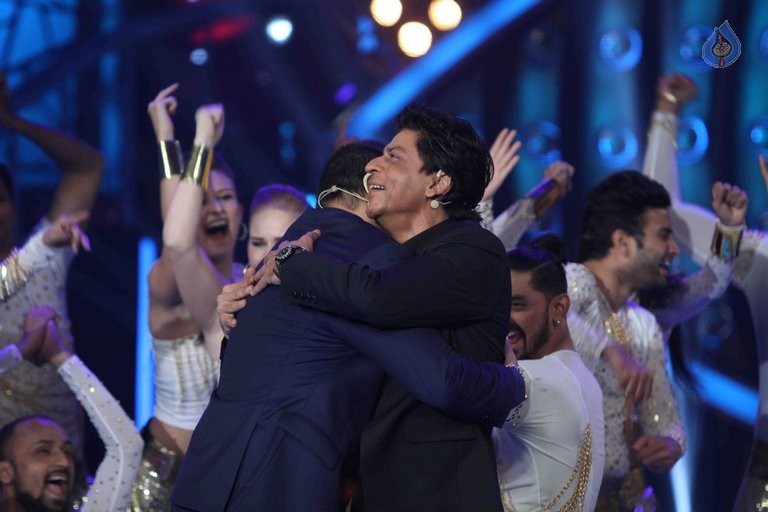 SRK with Salman Khan on Big Boss 9 Sets - 40 / 41 photos
