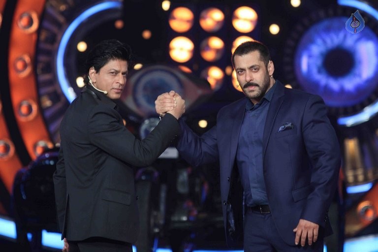 SRK with Salman Khan on Big Boss 9 Sets - 41 / 41 photos