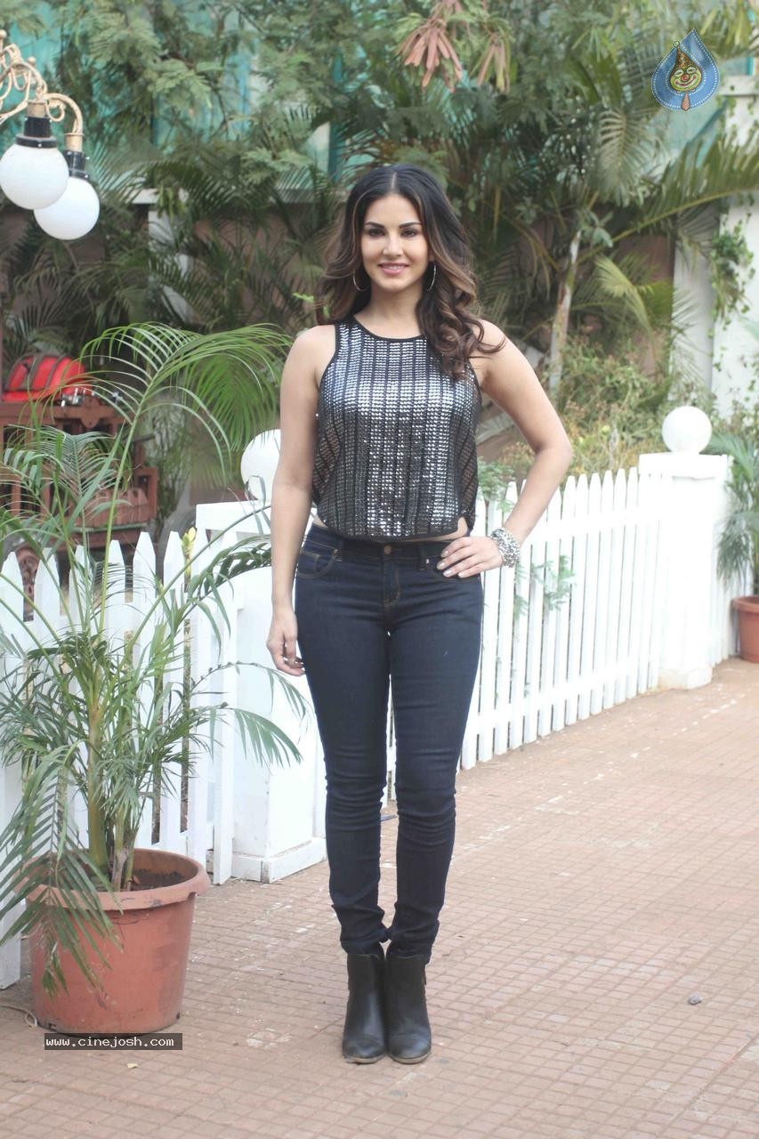 Sunny Leone at Dangerous Husn Sets - 5 / 22 photos