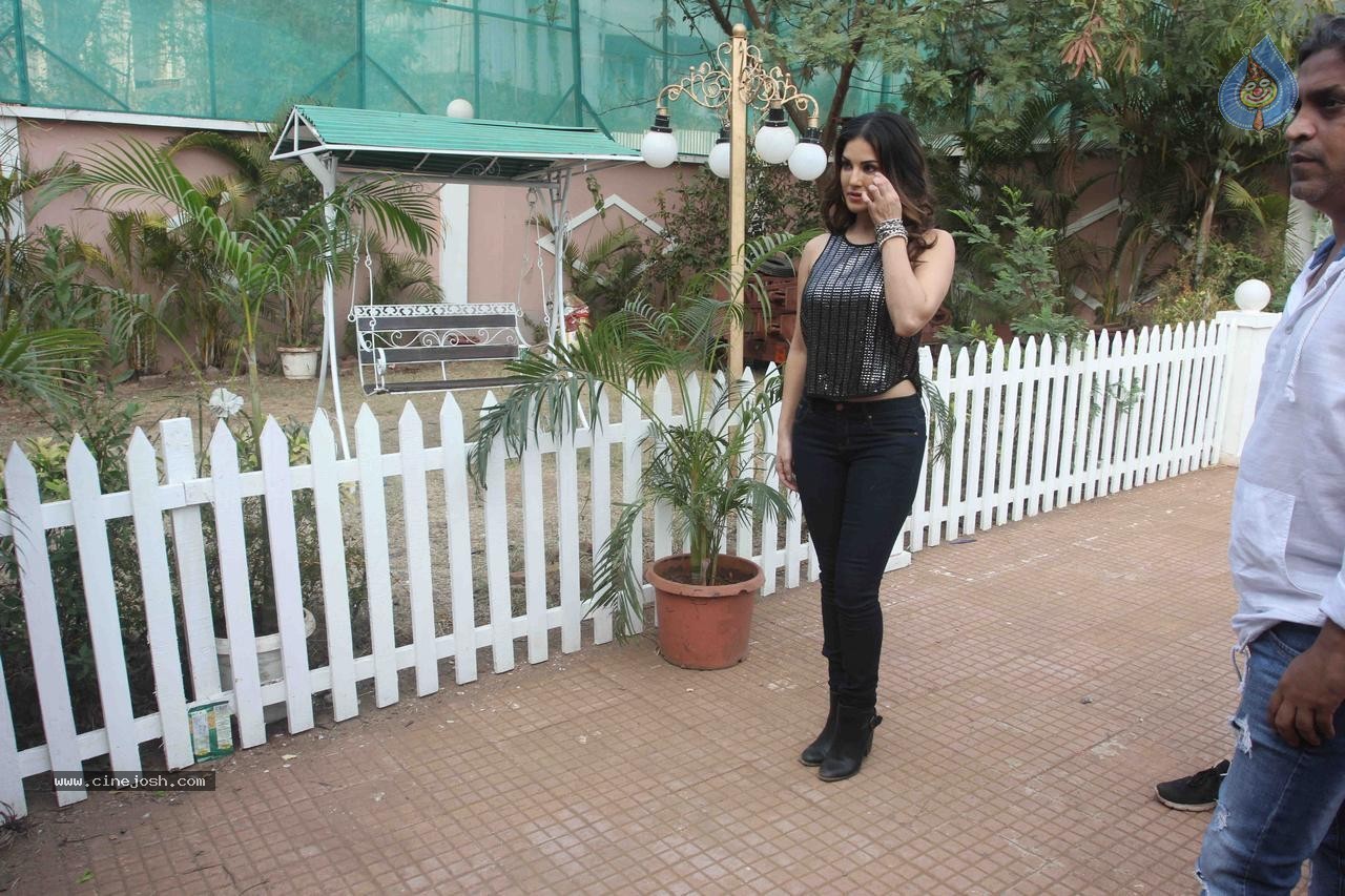 Sunny Leone at Dangerous Husn Sets - 7 / 22 photos