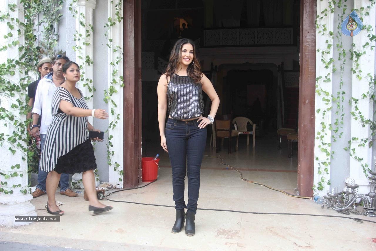 Sunny Leone at Dangerous Husn Sets - 8 / 22 photos
