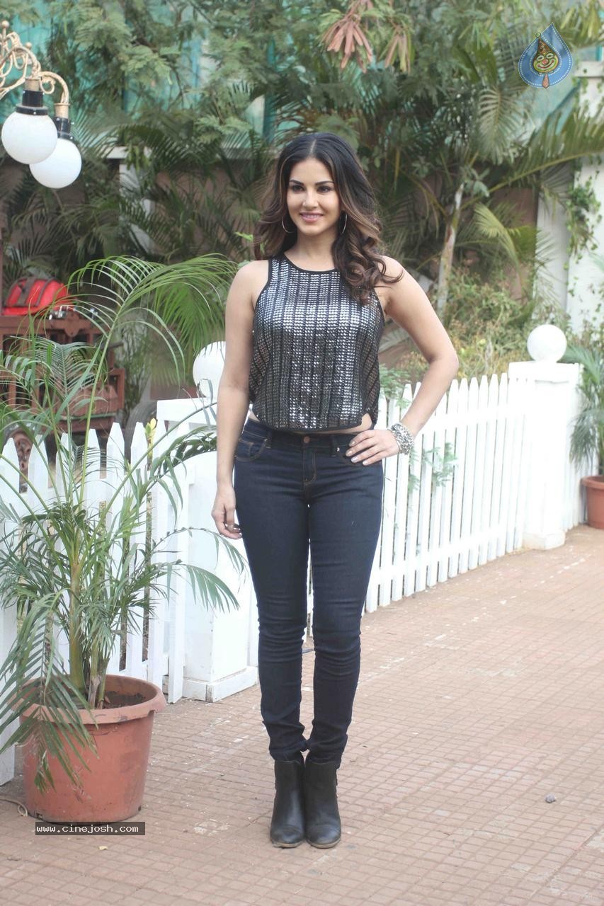 Sunny Leone at Dangerous Husn Sets - 9 / 22 photos