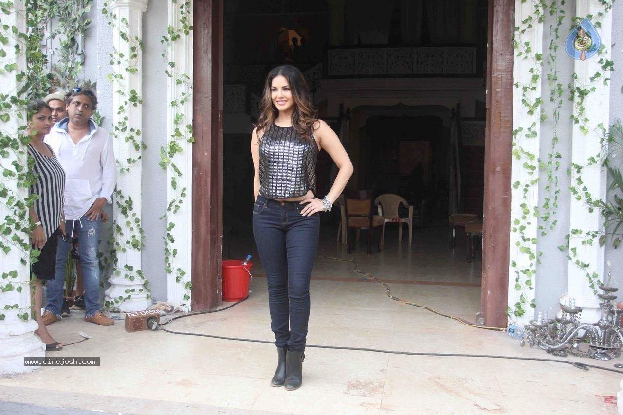 Sunny Leone at Dangerous Husn Sets - 13 / 22 photos