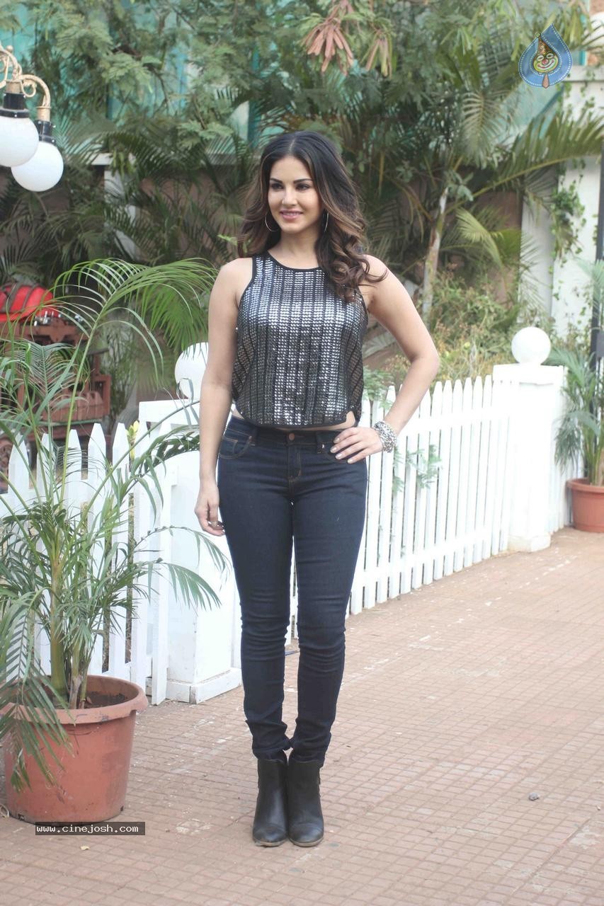 Sunny Leone at Dangerous Husn Sets - 14 / 22 photos