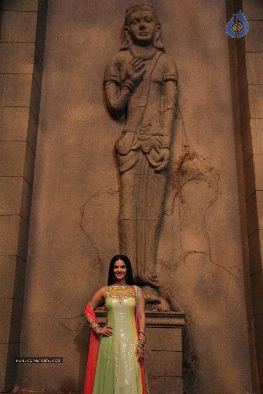 Sunny Leone at Film Leela Sets - 7 / 41 photos