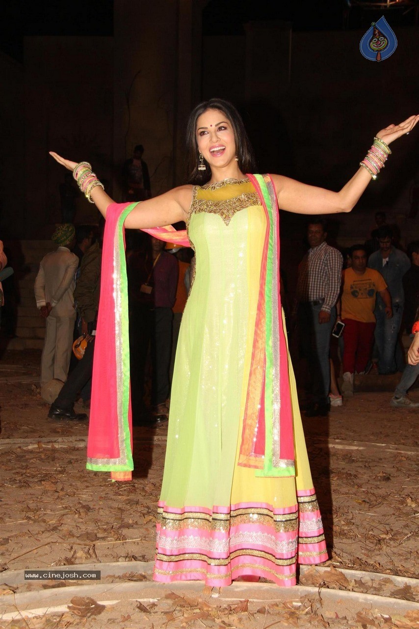 Sunny Leone at Film Leela Sets - 21 / 41 photos
