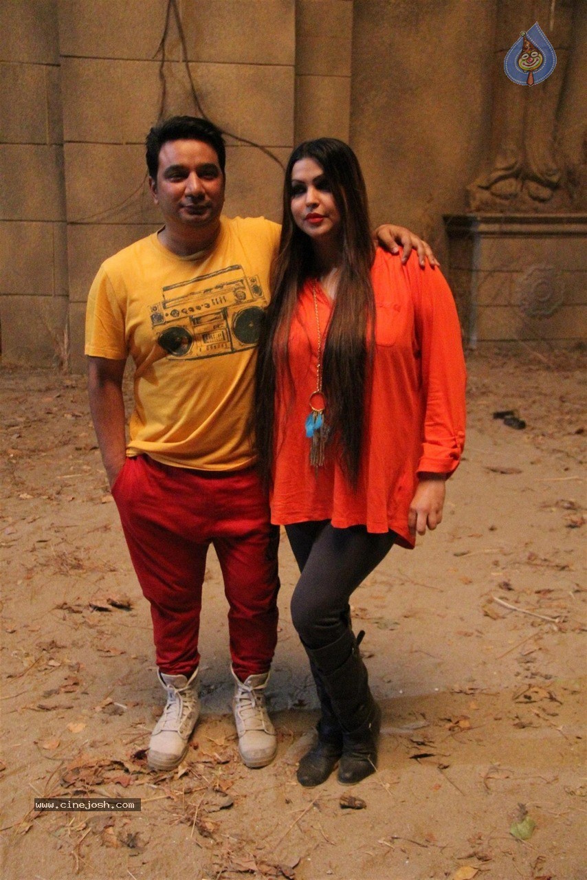 Sunny Leone at Film Leela Sets - 26 / 41 photos