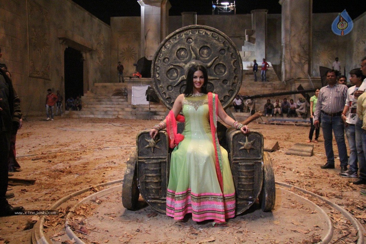 Sunny Leone at Film Leela Sets - 27 / 41 photos