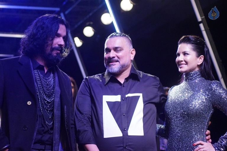 Sunny Leone at LFW Winter Festive 2017 - 3 / 18 photos