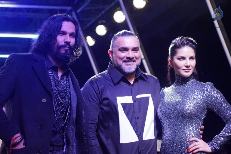 Sunny Leone at LFW Winter Festive 2017 - 9 / 18 photos