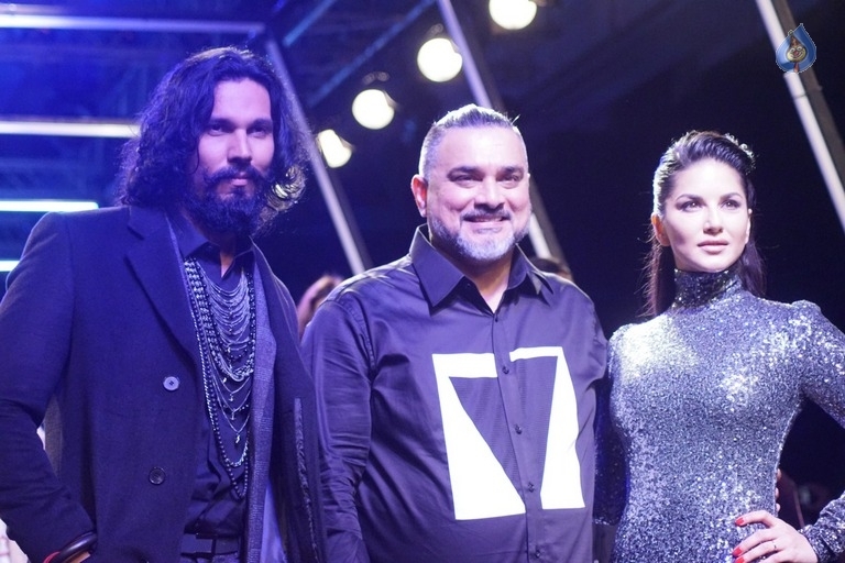 Sunny Leone at LFW Winter Festive 2017 - 16 / 18 photos