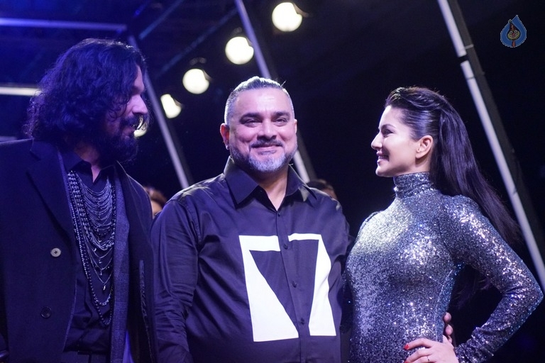 Sunny Leone at LFW Winter Festive 2017 - 17 / 18 photos