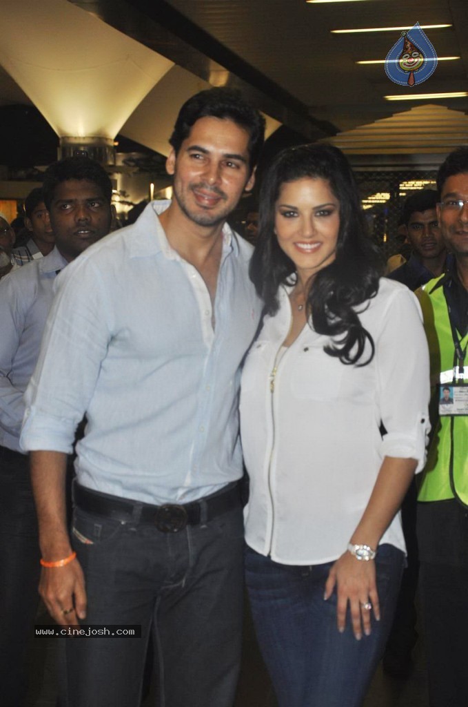 Sunny Leone at Mumbai Airport - 2 / 14 photos