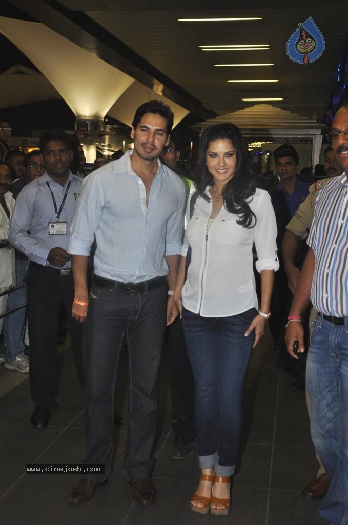 Sunny Leone at Mumbai Airport - 11 / 14 photos