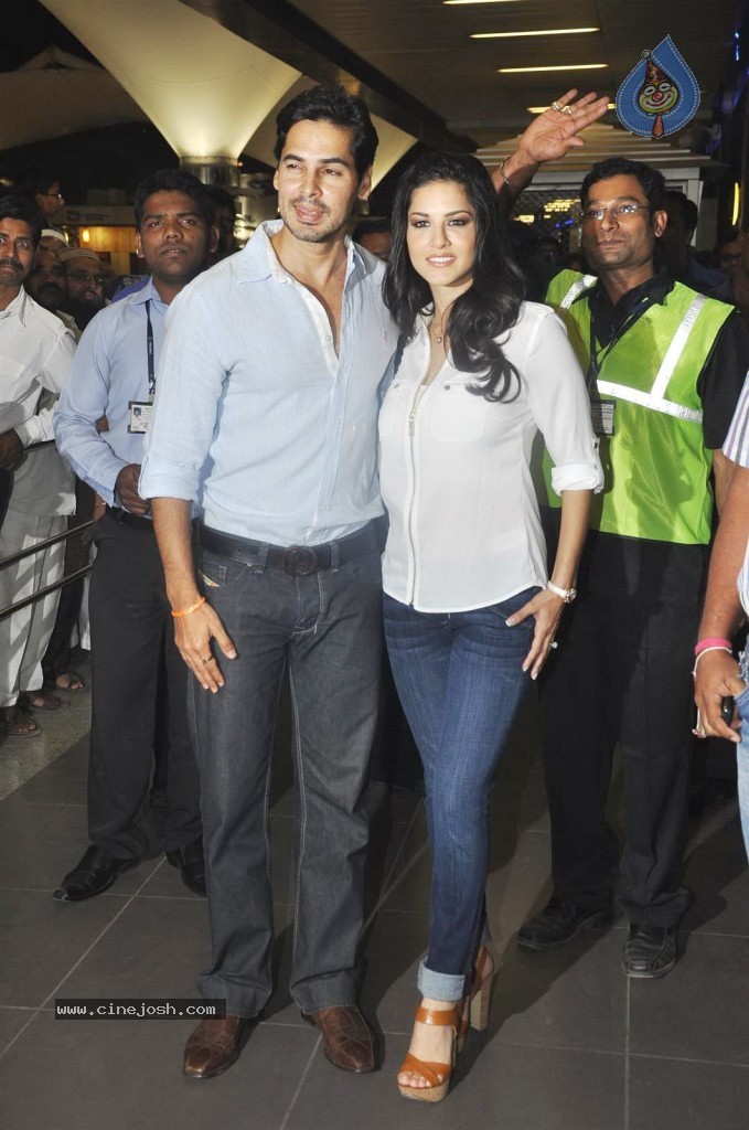 Sunny Leone at Mumbai Airport - 13 / 14 photos