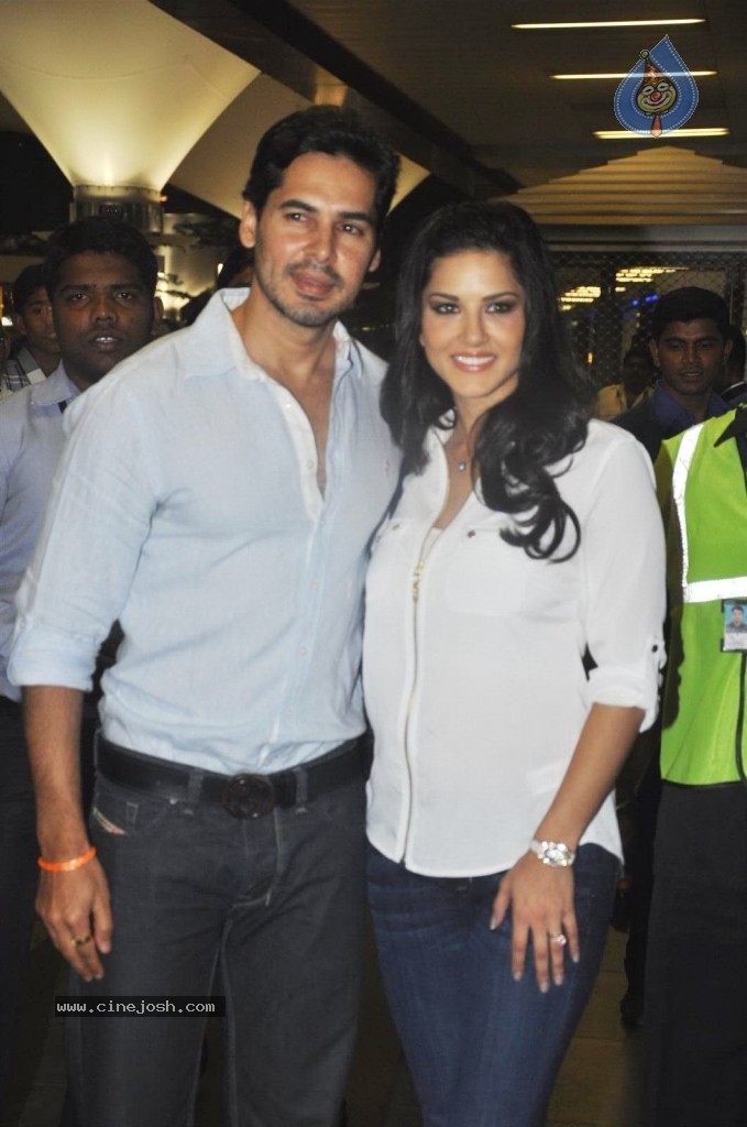 Sunny Leone at Mumbai Airport - 14 / 14 photos