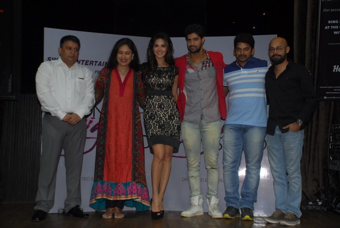 Sunny Leone at One Night Stand with Christmas - 11 / 51 photos