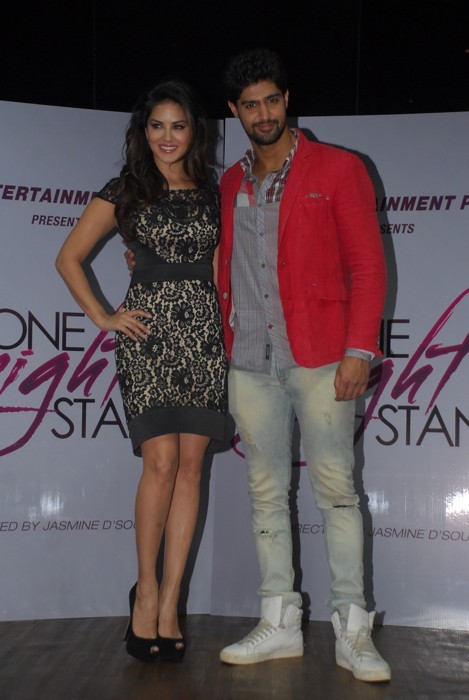 Sunny Leone at One Night Stand with Christmas - 38 / 51 photos