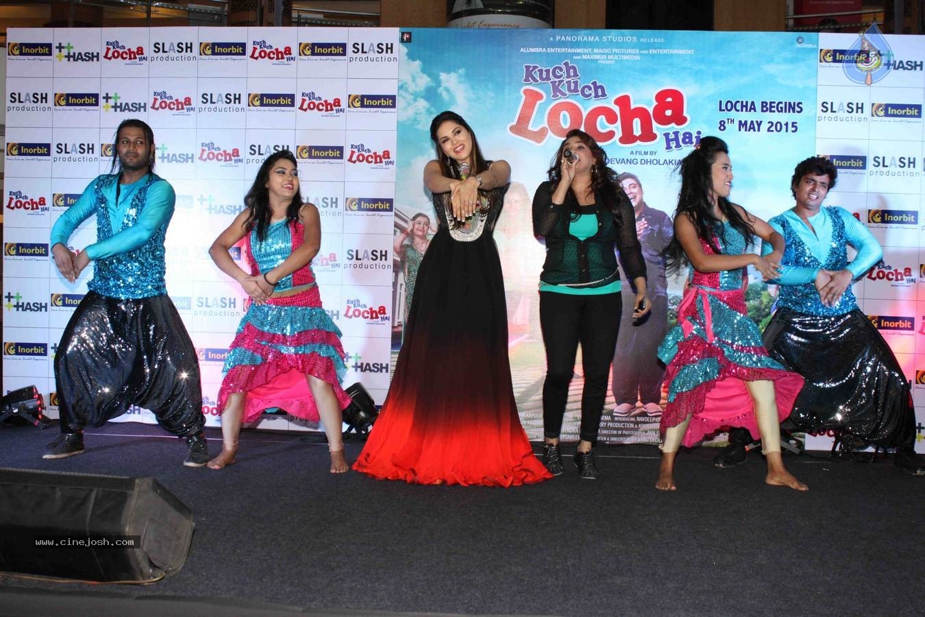 Sunny Leone Dance Performs at Inorbit Mall Mumbai - 9 / 33 photos