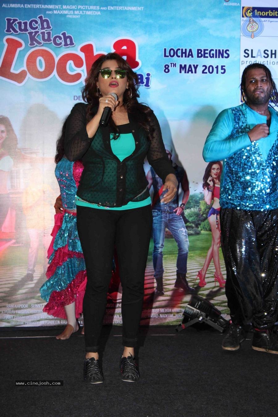 Sunny Leone Dance Performs at Inorbit Mall Mumbai - 10 / 33 photos