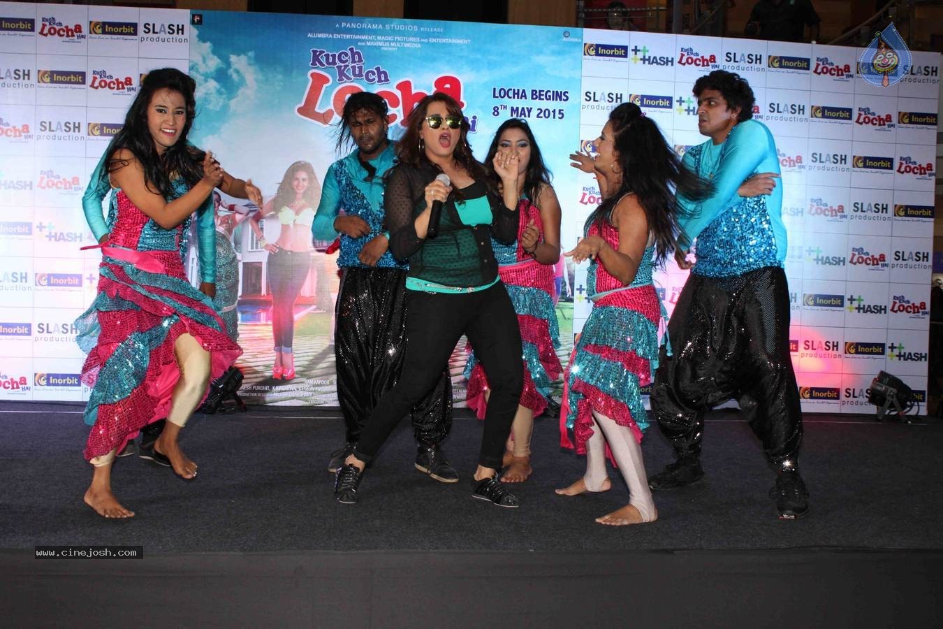 Sunny Leone Dance Performs at Inorbit Mall Mumbai - 16 / 33 photos