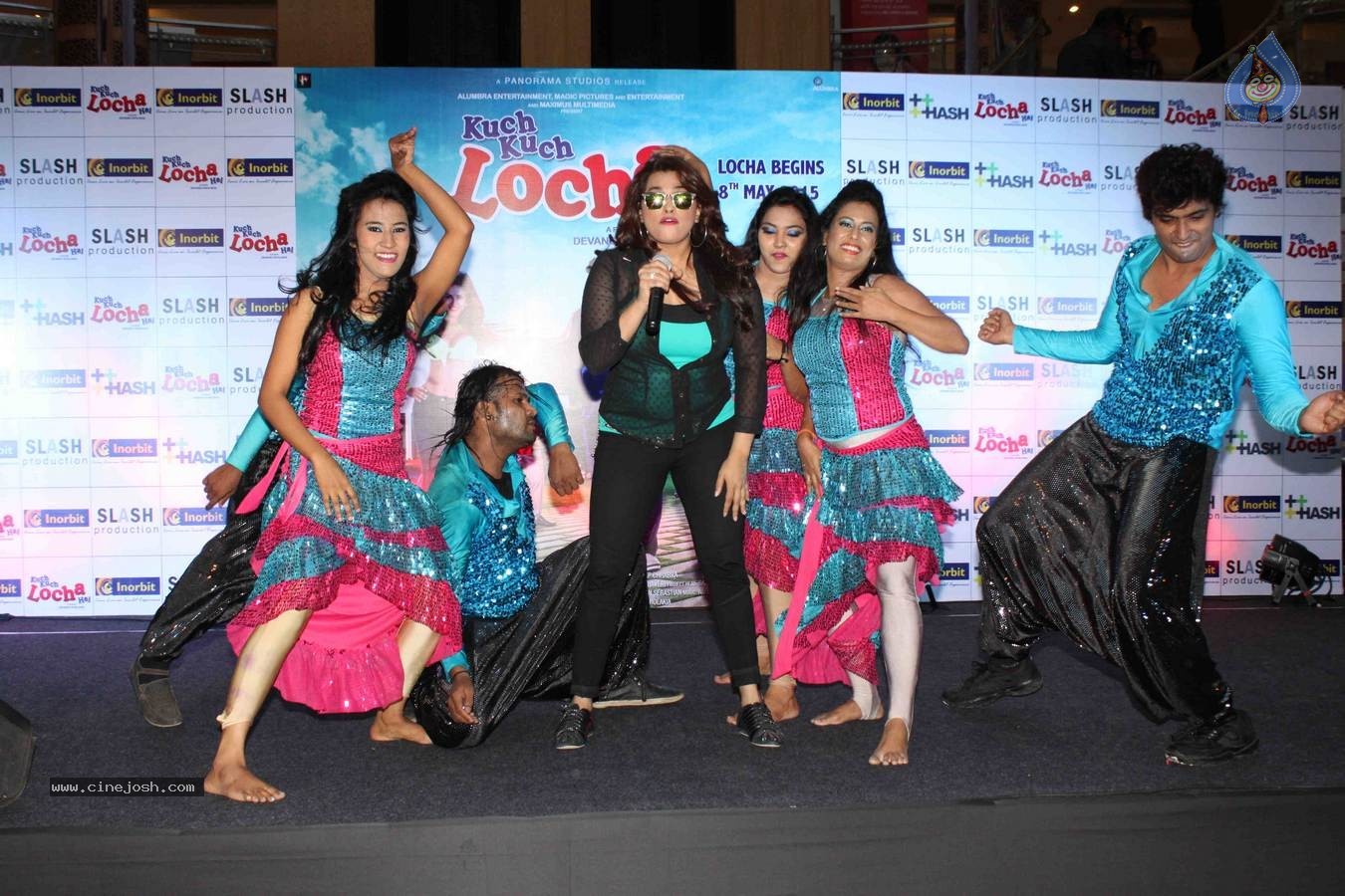 Sunny Leone Dance Performs at Inorbit Mall Mumbai - 31 / 33 photos