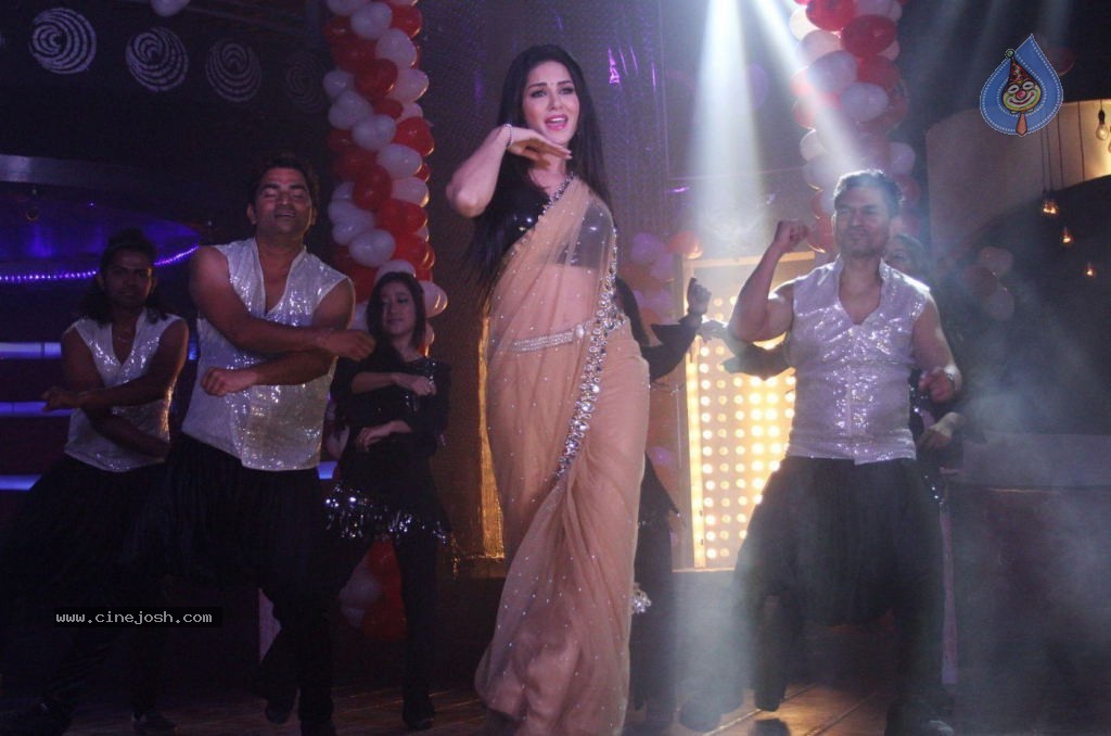 Sunny Leone Promotes Ragini MMS 2 - 1 / 17 photos
