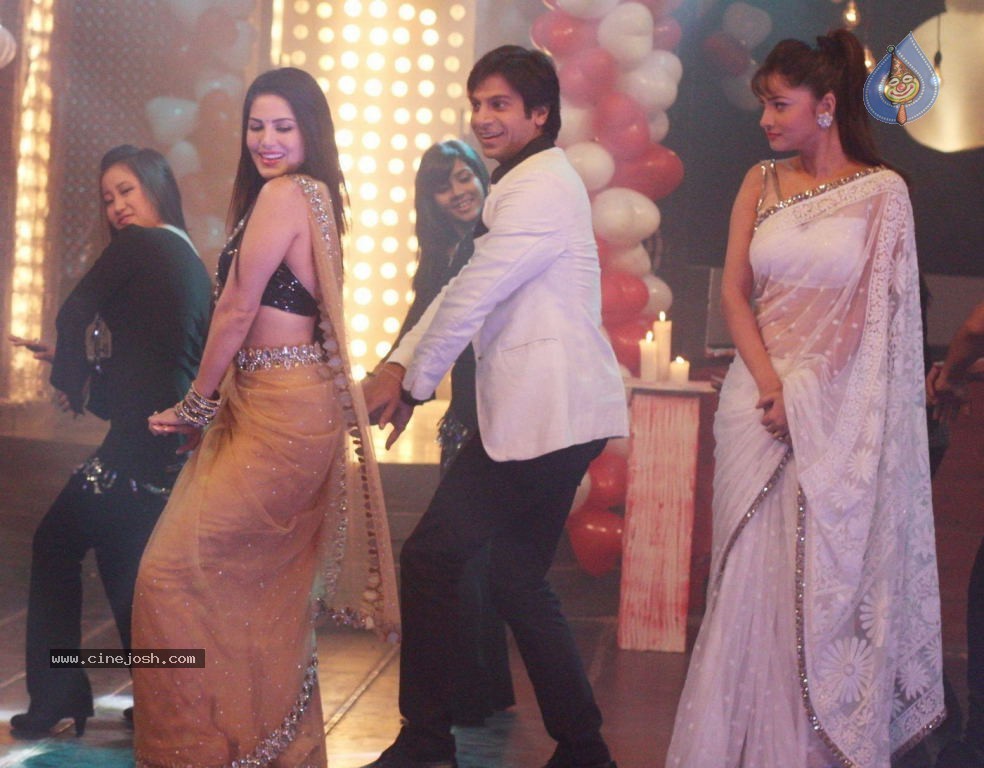 Sunny Leone Promotes Ragini MMS 2 - 2 / 17 photos