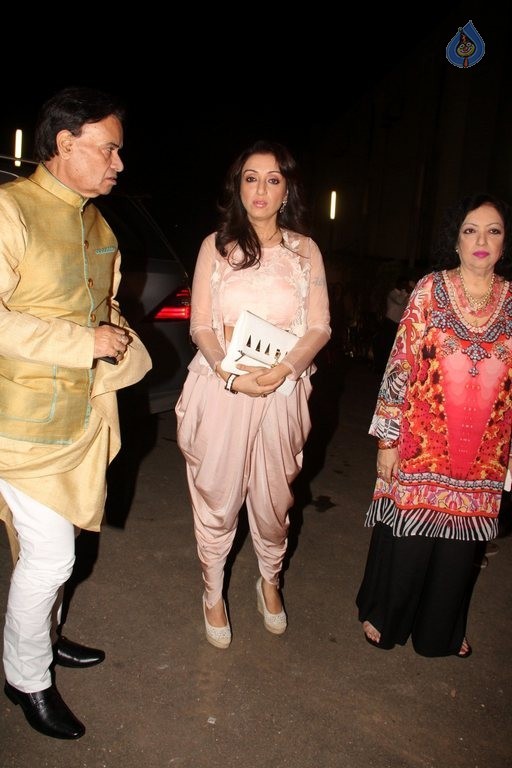 Suron Ke Sang Salaam Shri Gulshan Kumar Red Carpet - 4 / 82 photos