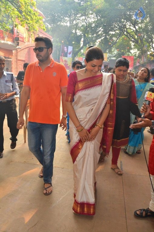 Sushmita Sen at Durga Aarti - 2 / 21 photos