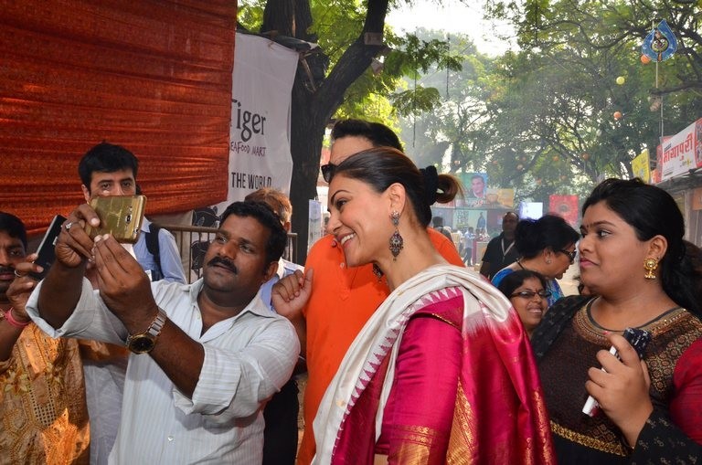 Sushmita Sen at Durga Aarti - 9 / 21 photos