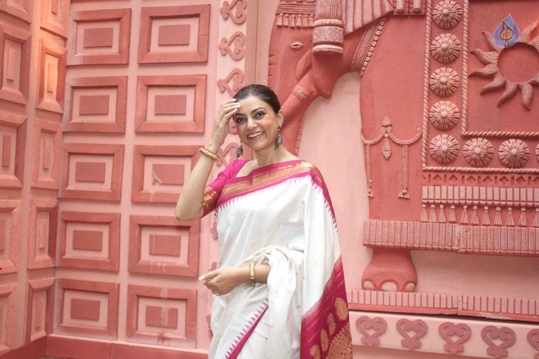 Sushmita Sen at Durga Aarti - 12 / 21 photos