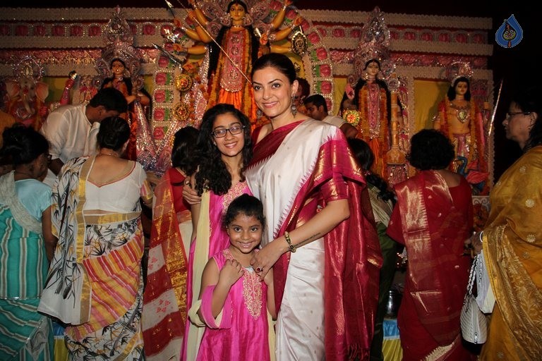 Sushmita Sen at Durga Aarti - 14 / 21 photos